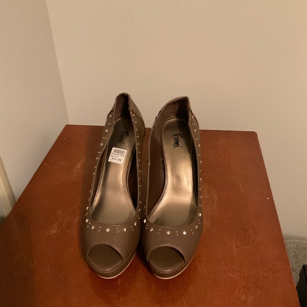 Shoes - Picture 2 of 3